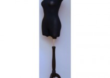 Manekin krawiecki - tors kobiecy dugi czarny - rozmiar 40/42 na drewnianym, czarnym trjnogu